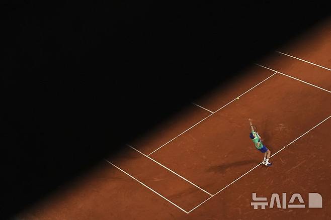 [파리=AP/뉴시스] 얀니크 신네르(1위·이탈리아)가 26일(현지 시간) 프랑스 파리 롤랑가로스에서 열린 프랑스오픈 남자 단식 1회전에서 아르튀르 린더크네시(75위·프랑스)와 경기하고 있다. 신네르가 3-0(6-4 6-3 7-5)으로 승리하고 2회전에 올랐다. 2025.05.27.