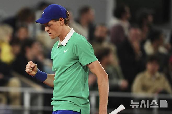 [파리=AP/뉴시스] 얀니크 신네르(1위·이탈리아)가 26일(현지 시간) 프랑스 파리 롤랑가로스에서 열린 프랑스오픈 남자 단식 1회전에서 아르튀르 린더크네시(75위·프랑스)와 경기하고 있다. 신네르가 3-0(6-4 6-3 7-5)으로 승리하고 2회전에 올랐다. 2025.05.27.