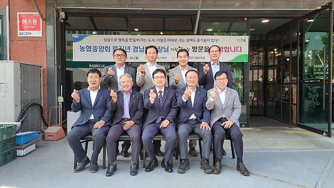 [거창=뉴시스]  경남농협 류길년 본부장, 거창군 조합장들과 현장경영 나서 (사진=거창군 제공) 2025. 05. 27. photo@newsis.com  *재판매 및 DB 금지