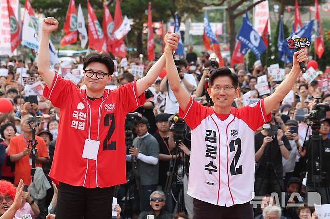 [서울=뉴시스] 권창회 기자 = 김문수 국민의힘 대선 후보가 26일 서울 도봉구 방학사거리 인근에서 열린 집중유세에서 한동훈 전 국민의힘 대표와 손을 맞잡고 있다. 2025.05.26. kch0523@newsis.com