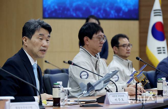 [사천=뉴시스] 최진석 기자 = 이주호 대통령 권한대행 부총리 겸 교육부 장관이 27일 경남 사천 한국항공우주산업(KAI)에서 우주항공산업 발전방안 간담회에서 인사말을 하고 있다. (대통령실통신사진기자단) 2025.05.27. myjs@newsis.com