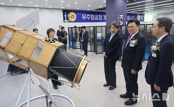 [사천=뉴시스] 최진석 기자 = 이주호 대통령 권한대행 부총리 겸 교육부 장관이 27일 경남 사천 우주항공청에서 제1회 우주항공의 날 기념식 전시물 다목적실용위성 7호 모형을 유상임 과학기술정보통신부 장관, 윤영빈 우주항공청장과 살펴보고 있다. (대통령실통신사진기자단) 2025.05.27. myjs@newsis.com