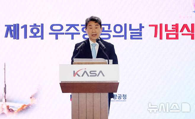 [사천=뉴시스] 최진석 기자 = 이주호 대통령 권한대행 부총리 겸 교육부 장관이 27일 경남 사천 우주항공청에서 제1회 우주항공의 날 기념사를 하고 있다.  (대통령실통신사진기자단) 2025.05.27. myjs@newsis.com