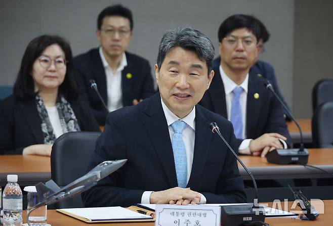 [사천=뉴시스] 최진석 기자 = 이주호 대통령 권한대행 부총리 겸 교육부 장관이 27일 경남 사천 한국항공우주산업(KAI)에서 우주항공산업 발전방안 간담회에서 인사말을 하고 있다. (대통령실통신사진기자단) 2025.05.27. myjs@newsis.com