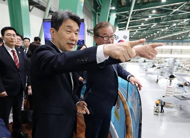 [사천=뉴시스] 최진석 기자 = 이주호 대통령 권한대행 부총리 겸 교육부 장관이 27일 경남 사천 한국항공우주산업(KAI)을 찾아 시설을 둘러보고 있다. (사진=교육부 제공) 2025.05.27. photo@newsis.com *재판매 및 DB 금지