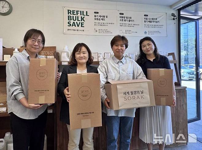 [제주=뉴시스] 함께하는그날협동조합이 26일 세계 월경의 날을 맞아 제주 가정폭력 피해 여성쉼터에 다회용면 생리대와 유기농 위생팬티를 기부하고 있다. (사진=함께하는그날협동조합 제공) 2025.05.27. photo@newsis.com