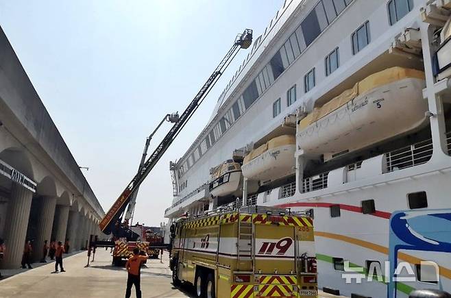 [제주=뉴시스] 서귀포소방서가 26일 서귀포시 강정항크루즈터미널에서 크루즈 대형 화재 대응 훈련을 전개하고 있다. (사진=서귀포소방서 제공) 2025.05.26. photo@newsis.com
