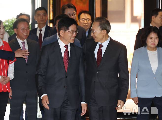 [서울=뉴시스] 고승민 기자 = 김문수 국민의힘 대선 후보와 이명박 전 대통령이 27일 서울 여의도 켄싱턴 호텔 로비에서 만나 오찬장으로 향하고 있다. 2025.05.27. kkssmm99@newsis.com