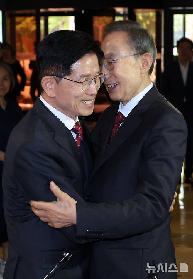 [서울=뉴시스] 고승민 기자 = 김문수 국민의힘 대선 후보와 이명박 전 대통령이 27일 서울 여의도 켄싱턴 호텔 로비에서 만나 오찬장으로 향하기 전 포옹을 하고 있다. 2025.05.27. kkssmm99@newsis.com