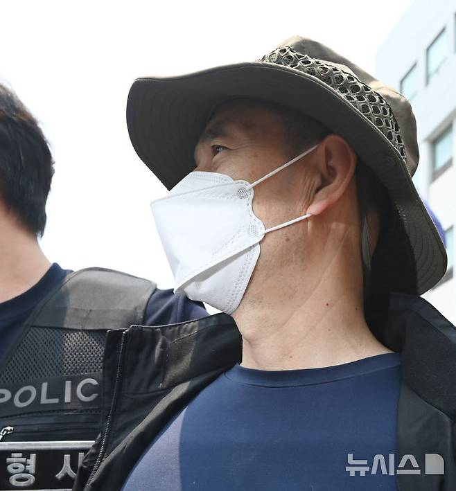 [시흥=뉴시스] 김종택 기자 = 둔기와 흉기로 2명을 살해하고 2명을 다치게 한 혐의를 받는 중국동포 차철남(56)이 27일 경기 시흥경찰서에서 살인 및 살인미수 혐의로 검찰로 구속 송치되고 있다. 2025.05.27. jtk@newsis.com