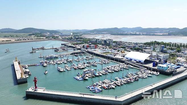 [화성=뉴시스]화성 전곡항 일원에서 2024년 제14회 뱃놀이 축제가 열리고 있다.(사진=화성시 제공)2025.05.27.photo@newsis.com