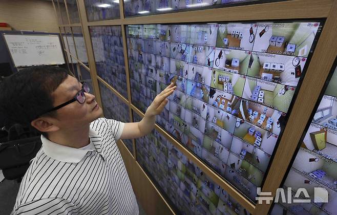 [과천=뉴시스] 김근수 기자 = 제21대 대통령선거를 일주일 앞둔 27일 경기 과천시 중앙선거관리위원회 관내 사전투표함CCTV 통합관제센터에서 직원이 모니터링을 하고 있다. 2025.05.27. ks@newsis.com