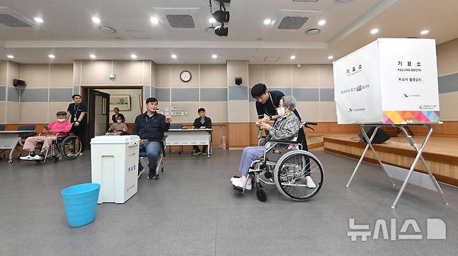 [수원=뉴시스] 김종택 기자 = 제21대 대통령선거를 일주일 앞둔 27일 경기 수원시 장안구 한국보훈복지의료공단 수원보훈요양원에 마련된 거소투표소에서 어르신이 소중한 한 표를 행사하고 있다. (공동취재) 2025.05.27. photo@newsis.com