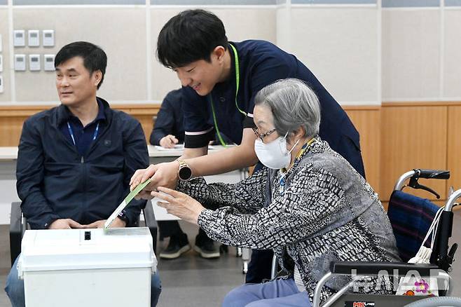 [수원=뉴시스] 김종택 기자 = 제21대 대통령선거를 일주일 앞둔 27일 경기 수원시 장안구 한국보훈복지의료공단 수원보훈요양원에 마련된 거소투표소에서 어르신이 소중한 한 표를 행사하고 있다. (공동취재) 2025.05.27. photo@newsis.com