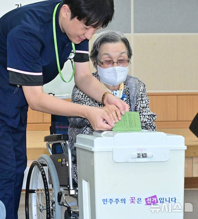 [수원=뉴시스] 김종택 기자 = 제21대 대통령선거를 일주일 앞둔 27일 경기 수원시 장안구 한국보훈복지의료공단 수원보훈요양원에 마련된 거소투표소에서 어르신이 소중한 한 표를 행사하고 있다. (공동취재) 2025.05.27. photo@newsis.com