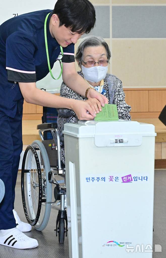 [수원=뉴시스] 김종택 기자 = 제21대 대통령선거를 일주일 앞둔 27일 경기 수원시 장안구 한국보훈복지의료공단 수원보훈요양원에 마련된 거소투표소에서 어르신이 소중한 한 표를 행사하고 있다. (공동취재) 2025.05.27. photo@newsis.com