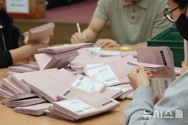 [인천공항=뉴시스] 김선웅 기자 =제21대 대통령선거를 일주일 앞둔 27일 인천국제공항 국제우편물류센터에서 우정사업본부 직원들이 국내로 회송된 재외투표지를 확인하고 있다.중앙선관위는 외교부, 우정사업본부와 합동으로 118개국 223개 재외투표소에서 외교행낭을 통해 국내로 회송된 재외투표지를 확인·분류하여 구·시·군선관위로 발송한다. (공동취재) 2025.05.27. photo@newsis.com