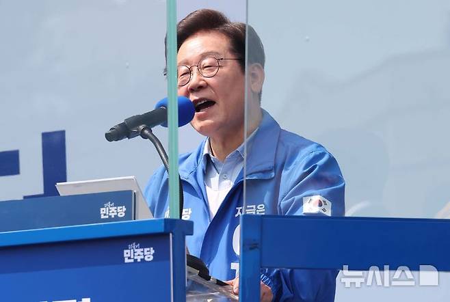 [용인=뉴시스] 조성봉 기자 = 이재명 더불어민주당 대선 후보가 26일 경기 용인시 수지구 단국대 죽전캠퍼스 정문에서 열린 유세에서 시민들에게 지지를 호소하고 있다. 2025.05.26. suncho21@newsis.com