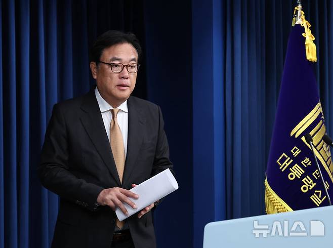 [서울=뉴시스] 조수정 기자 = 정진석 대통령 비서실장이 5일 서울 용산 대통령실에서 윤석열 대통령의 김용현 국방부 장관 사의 수용과 최병혁 주사우디아라비라대사를 국방부 장관에 지명하는 인사 브리핑을 위해 발언대로 이동하고 있다. 2024.12.05. chocrystal@newsis.com