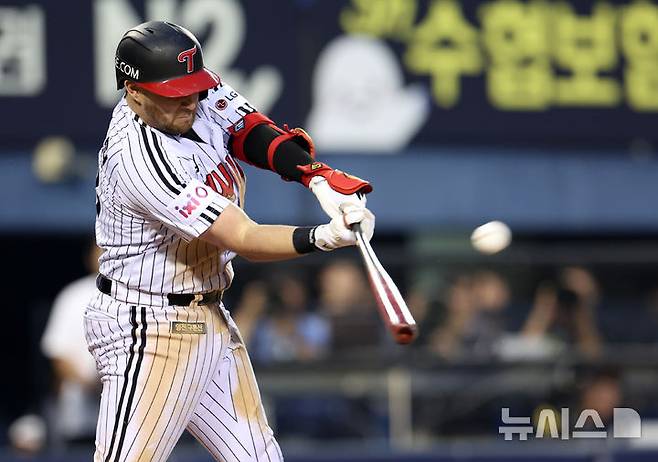 [서울=뉴시스] 이영환 기자 = 27일 오후 서울 송파구 잠실야구장에서 열린 2025 프로야구 한화 이글스와 LG 트윈스의 경기, 5회말 2사 주자없는 상황에서 LG 오스틴 딘이 우익수 플라이를 날리고 있다. 2025.05.27. 20hwan@newsis.com