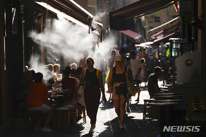 [니스=AP/뉴시스] 프랑스 남부 니스에 있는 식당가가 인파로 붐비고 있다. 자료사진. 2025.05.27