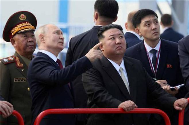 지난해 6월 북한과 포괄적 전략동반자 조약을 체결한 러시아는 한반도 문제에 적극적으로 목소리를 내고 있다. 사진은 지난 2023년 9월 13일 러시아 극동지역의 보스토치니 우주기지에서 열린 북·러 정상회담 중 블라디미르 푸틴 러시아 대통령이 김정은 북한 국무위원장에게 설명을 하는 모습. 주 북한 러시아대사관 페이스북 캡처