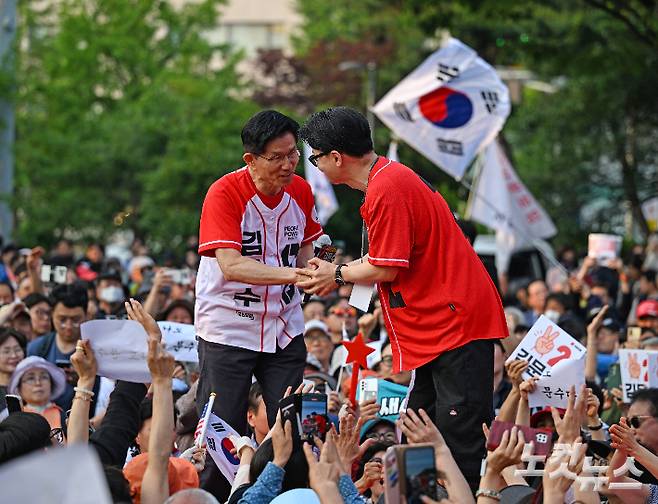 김문수 국민의힘 대선 후보가 26일 서울 도봉구 방학사거리에서 열린 '노원·도봉·강북 집중유세'에서 한동훈 전 대표와 인사를 나누고 있다. 황진환 기자