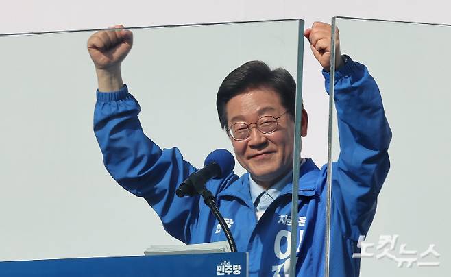더불어민주당 이재명 대선후보가 26일 유세에서 지지자들에게 인사하고 있다. 남양주=류영주 기자