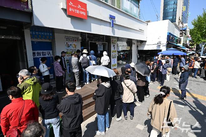 서울 시내 한 SKT 대리점에서 유심 교체를 하기 위한 이용자들이 줄을 서 기다리고 있다. 류영주 기자