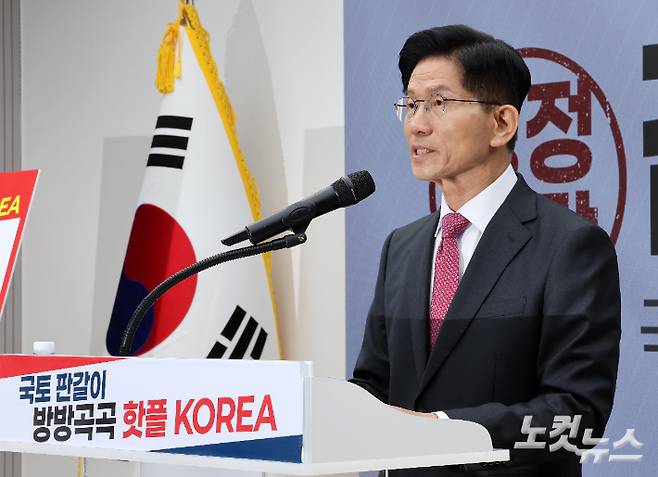 김문수 국민의힘 대선 후보가 27일 서울 여의도 중앙당사에서 열린 '국토 판갈이 : 방방곡곡 핫플 KOREA - 새롭게 대한민국' 공약을 발표하고 있다. 윤창원 기자