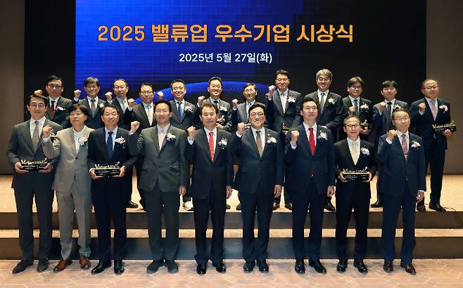 밸류업 우수기업 시상 후 주요참석자들과 수상자들이 기념촬영을 하고있다. 한국거래소 제공
