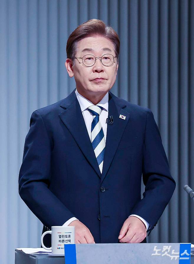 더불어민주당 이재명 대선후보가 23일 서울 영등포구 여의도 KBS 스튜디오에서 열린 중앙선거방송토론위원회 주관 제21대 대통령선거 후보자 토론회에 앞서 준비를 하고 있다. 국회사진기자단