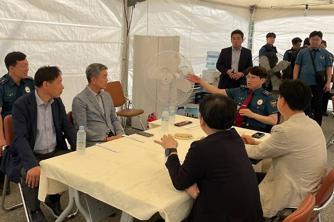 엄성규 강원경찰청장은 27일 강원 최대 규모 축제인 강릉 단오제 첫날을 맞아 행사장 안전 관리 및 교통관리 상황 등을 점검했다. 강원경찰청 제공