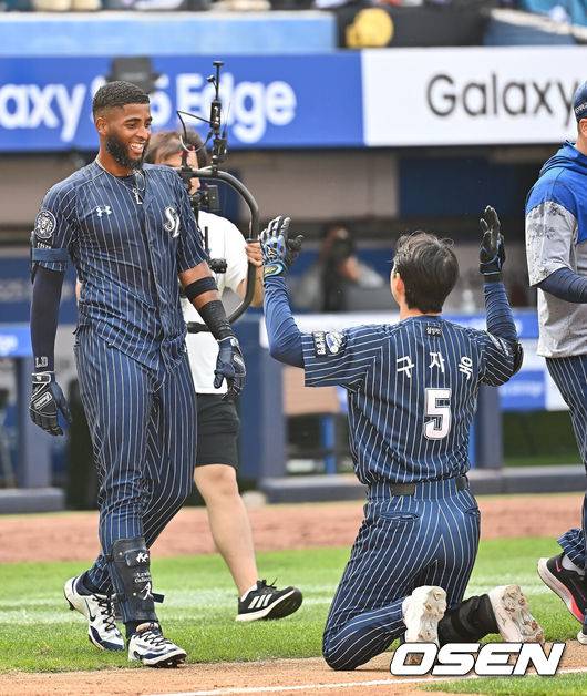 [OSEN=대구, 이석우 기자] 25일 대구삼성라이온즈파크에서 2025 신한 SOL 뱅크 KBO 리그 삼성 라이온즈와 KIA 타이거즈의 경기가 열렸다. 홈팀 삼성은 원태인이, 방문팀 KIA는 윤영철이 선발 출전했다. 삼성 라이온즈 구자욱이 9회말 끝내기 홈런을 친 디아즈를 향해 무릎을 꿇고 반기고 있다. 2025.05.25 / foto0307@osen.co.kr