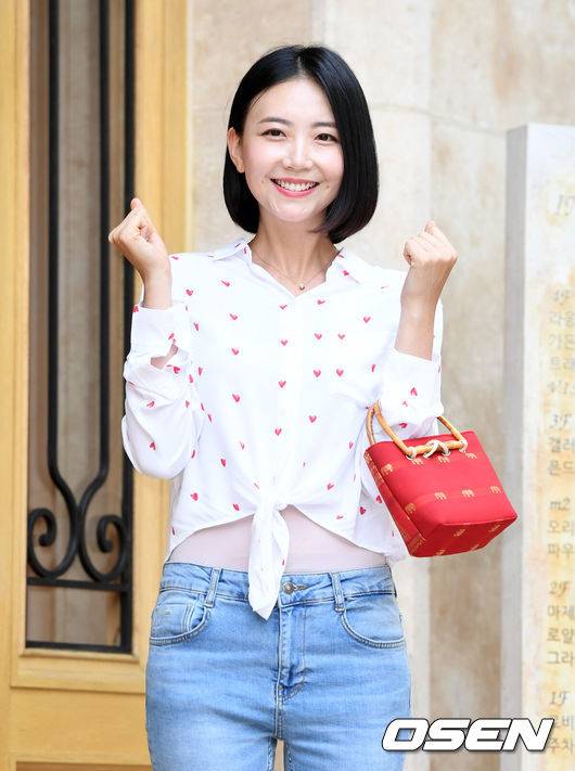 [OSEN=이대선 기자] 5일 오후 서울 강남구 라움에서 MBC 수목미니시리즈 '봄밤' 종방연이 열렸다.배우 임성언이 종방연 장소로 이동하며 팬과 취재진을 향해 인사를 하고 있다. /sunday@osen.co.kr