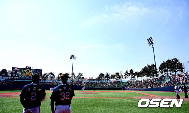 [OSEN=청주, 최규한 기자] 프로야구 두산 베어스가 시범경기 개막 2연전을 모두 이겼다.&nbsp;두산은 9일 청주구장에서 열린 2025 KBO리그 한화 이글스와의 시범경기를 4-2로 승리했다. 전날(8일) 개막전 6-4 승리에 이어 2경기 연속 한화를 꺾고 연승으로 시작했다. 5강 후보로 기대를 받고 있는 한화는 청주 홈에서 2연패를 당했다.&nbsp;경기를 앞두고 양 팀 선수들이 국기에 대한 경례를 하고 있다. 2025.03.09 / dreamer@osen.co.kr