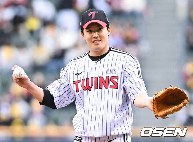 [OSEN=잠실, 조은정 기자3일 오후 서울 잠실구장에서 ‘2025 신한 SOL BANK KBO리그’ LG 트윈스와 SSG 랜더스의 경기가 열렸다.이날 경기에 홈팀 LG는 임찬규를 방문팀 SSG은 김광현을 선발로 내세웠다.LG 임찬규가 경기 전 연습피칭을 하고 있다. 2025.05.03 /cej@osen.co.kr