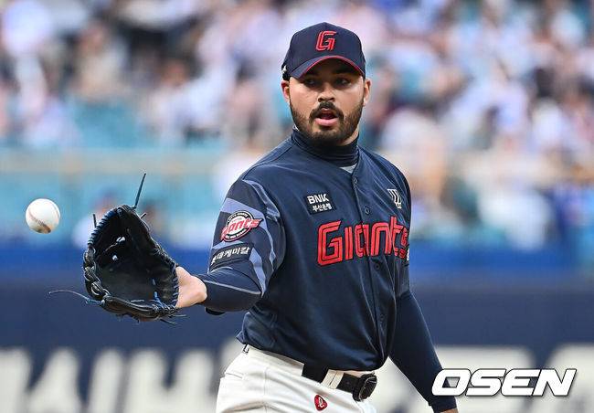 [OSEN=대구, 이석우 기자] 27일 대구삼성라이온즈파크에서 2025 신한 SOL 뱅크 KBO 리그 삼성 라이온즈와 롯데 자이언츠의 경기가 열렸다. 홈팀 삼성은 후라도가, 방문팀 롯데는 감보아가 선발 출전했다. 롯데 자이언츠 선발 투수 감보아가 볼을 받고 있다. 2025.05.27 / foto0307@osen.co.kr