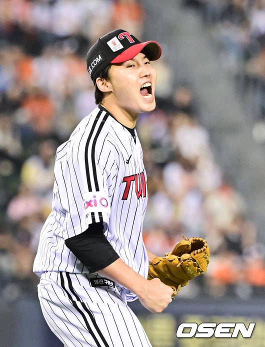 [OSEN=잠실, 박준형 기자] 27일 오후 서울 잠실구장에서 ‘2025 신한 SOL BANK KBO리그’ LG 트윈스와 한화 이글스의 경기가 진행됐다.이날 경기에서 LG은 임찬규를 한화는 황준서를 선발투수로 내세웠다.7회초 한화 공격을 막아낸 LG 임찬규 선발투수가 환호하고 있다.   2025.05.27 / soul1014@osen.co.kr