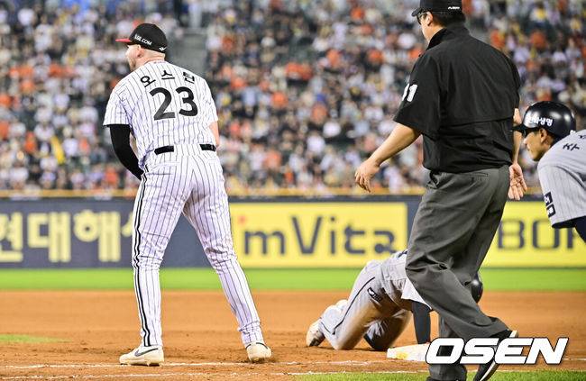 [OSEN=잠실, 박준형 기자] 27일 오후 서울 잠실구장에서 ‘2025 신한 SOL BANK KBO리그’ LG 트윈스와 한화 이글스의 경기가 진행됐다.이날 경기에서 LG은 임찬규를 한화는 황준서를 선발투수로 내세웠다.7회초 무사 1루 한화 김인환의 타석때 오스틴 1루수가 1루 주자 이원석을 견제사 시킨뒤 기뻐하고 있다  2025.05.27 / soul1014@osen.co.kr