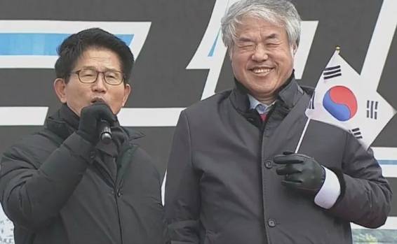 ▲2020년 2월22일 서울 광화문광장에서 열린 '문재인 탄핵 국민대회'에서 나란히 선 김문수 국민의힘 대선 후보와 전광훈 사랑제일교회 목사 ⓒ유튜브 <너만몰라 TV> 갈무리