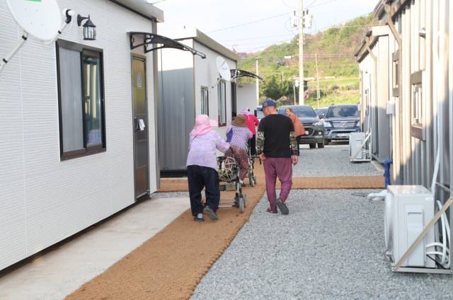 ▲ 안동시는 지난달 10일부터 피해지역 7개 면을 대상으로 선진이동주택 설치 작업을 본격 추진해, 현장 여건과 마을별 수요를 반영한 맞춤형 조성 끝에, 5월 25일 임하면 임하리 단지를 마지막으로 총 75개 단지 841동의 설치를 완료하고 모든 이재민의 입주를 마쳤다. ⓒ 안동시