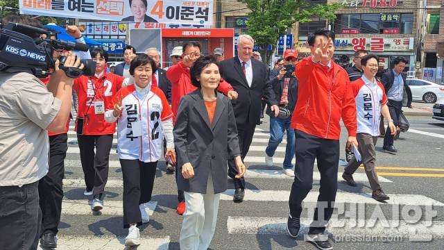 ▲김문수 국민의힘 대통령 후보의 부인 설난영 여사가 27일 오전 국민의힘 관계자 및 지지자들과 순천아랫장으로 향하고 있다.ⓒ프레시안(지정운)