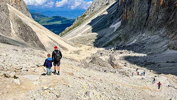 데메츠 산장 뒤로 사쏘 룽고의 허리를 도는 525번 루트. 손을 꼭 잡고 걸어가는 부자의 모습이 참으로 따스하다. 4 곤돌라에서 마주하는 사쏘 룽고의 장엄한 풍경.