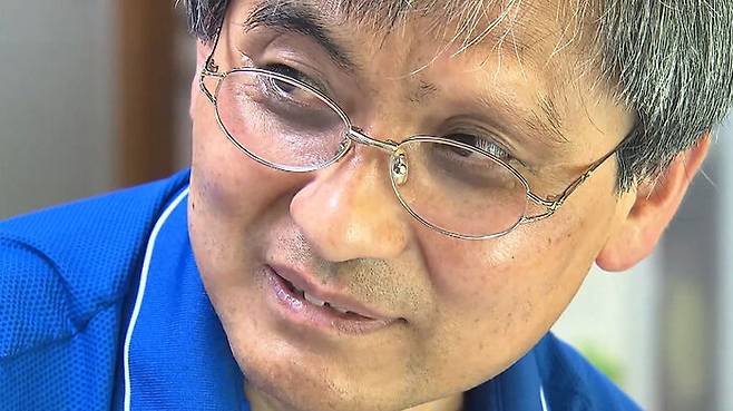 눈썹 한쪽이 다 바진 김 씨