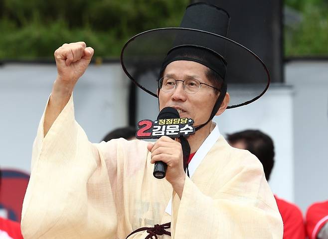 국민의힘 김문수 대선 후보가 24일 경북 안동시 웅부공원 인근에서 열린 유세에서 도포와 갓을 쓰고 지지 호소를 하고 있다. 공동취재