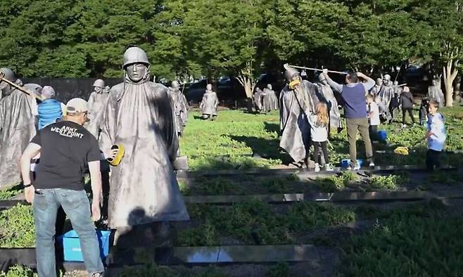 피트 헤그세스 미 국방장관(오른쪽)이 24일(현지시간) 워싱턴 6·25전쟁 기념공원에서 참전용사들의 이름이 새겨진 기념비를 들여다보고 있다. 미 국방부 제공