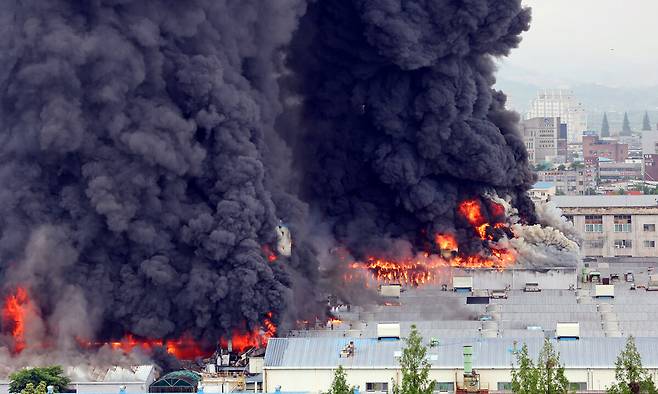 17일 광주 광산구 금호타이어 광주공장에서 발생한 화재로 검은 연기가 치솟고 있다.&nbsp;세계일보 자료사진