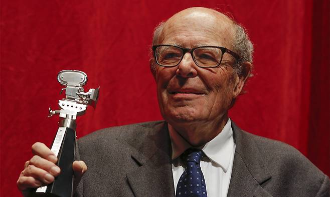 프랑스·미국 국적을 둘 다 지닌 영화감독 마르셀 오퓔스(1927∼2025). 사진은 2015년 2월 제65회 베를린 국제 영화제에서 평생의 업적을 인정받아 ‘베를린 카메라 상’을 수상한 직후의 모습. AP연합뉴스