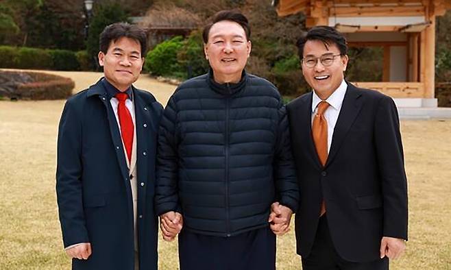 한국사 강사 전한길(왼쪽)씨가 지난달 10일 자신이 운영하는 사이트 '전한길 뉴스'에 올린 윤석열 전 대통령·윤상현 국민의힘 의원과 함께 찍은 사진. 전날 서울 한남동 대통령 관저에서 촬영됐다. 전한길 뉴스 캡처